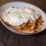 2 huevos y papas fritas